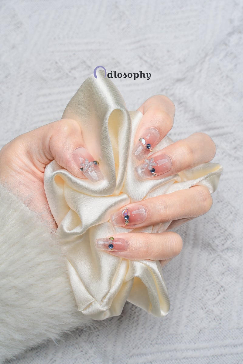 Nailosophy أظافر جيل مضغوطة يدوية الصنع باللون الوردي مع عيون قطة وزهور ثلاثية الأبعاد وكريستالات زرقاء | شكل تابوت - Image 4